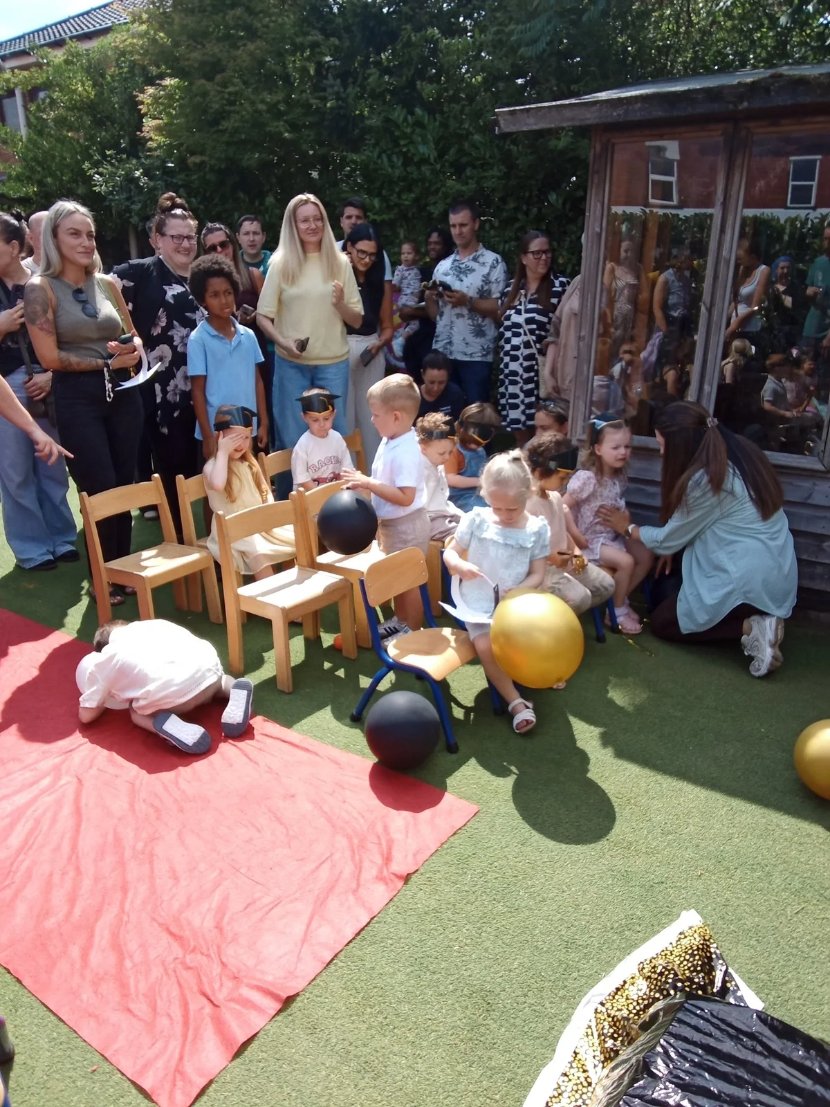 Children and families outside Roobyloos Nursery